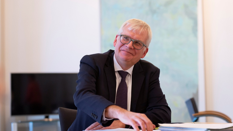 Sachsens Finanzminister Hartmut Vorjohann hofft auf "ganz normales Wirtschaften" nach der Corona-Pandemie.