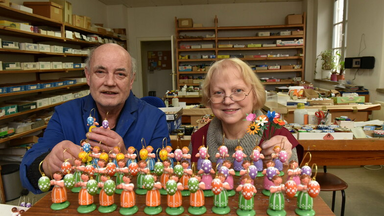 Eva und Thomas Fröde, die Inhaber von Weha-Kunst in Dippoldiswalde, verhandeln aus Altersgründen über die Übergabe ihrer Volkskunstproduktion.