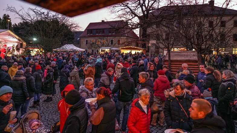 Sehr gut besucht: Der Radeberger Weihnachtsmarkt dauert insgesamt vier Tage.
