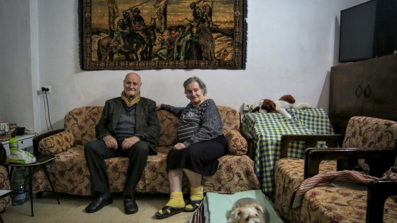 Therese Adib und ihr Mann Hanna sitzen auf einem Sofa in ihrer Wohnung in Beirut. Sie gehören zu den Hunderttausenden verarmten Libanesen, die die schwere Wirtschafts- und Finanzkrise ihre Landes mit aller Wucht zu spüren bekommen.