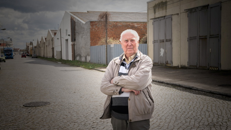 Gerhard Schwabe an der Riesaer Speicherstraße. Der 83-Jährige führte mehr als 20 Jahre lang die Speicherei- und Speditions-AG, die bis heute an der Straße Lagerhallen besitzt und vermietet. Früher bewirtschaftete das Unternehmen die Hallen selbst.