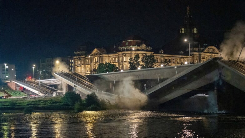 Am frühen 13. September werden zwei Segmente der Carolabrücke kontrolliert zu Fall gebracht. Die Schulseismometer haben auch diese Erschütterungen erfasst.