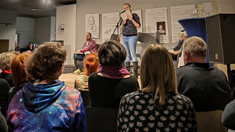 Die Kamenzer Stadtbibliothek war mit 100 Zuschauern ausverkauft. Im März 2023 soll die vierte Ausgabe des Kamenzer Poetry Slam stattfinden.