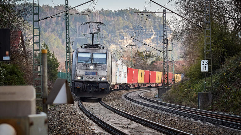 Güterzug in der Sächsischen Schweiz: Das enge Elbtal ist das Nadelöhr.