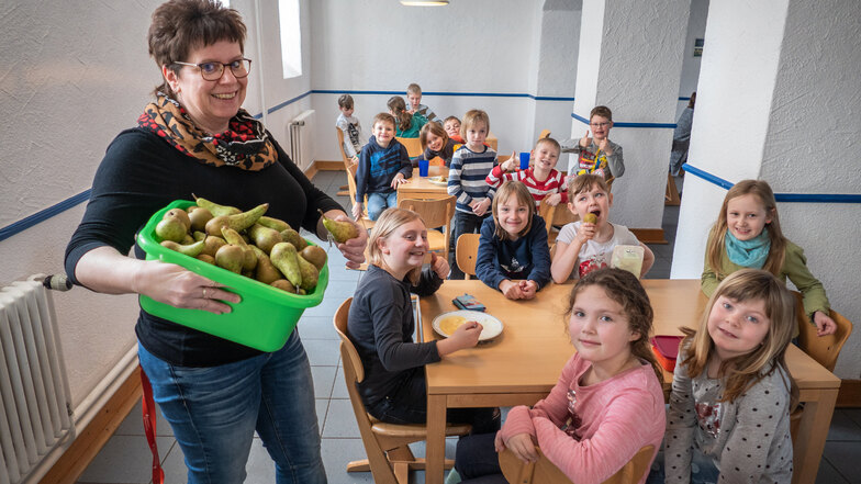 Gemeinsam Obst essen: Am Montag waren 15 Grundschüler zu Schulleiterin Birgit Frainge in die Kunzemannschule nach Döbeln gekommen.