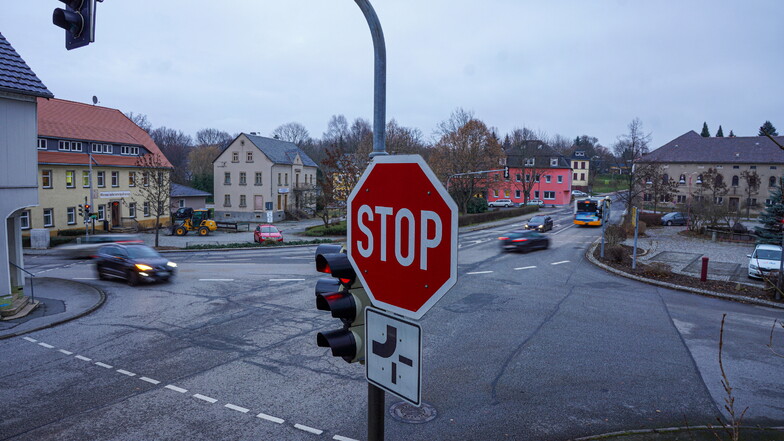 Für mehrere Monate dicht sein wird in diesem Jahr die Kreuzung in Steinigtwolmsdorf. Die wird grundhaft saniert, was für Autofahrer lange Umwege bedeutet.