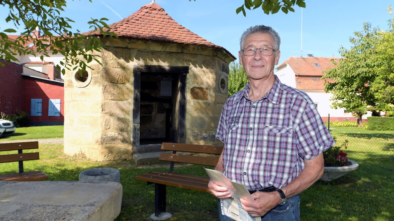 Eckehard Gäbler am Röhrhäusel, dem Wahrzeichen Hartaus, das am Sonntag zum Tag des offenen Denkmals geöffnet wird.