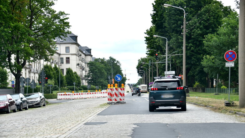 An mehreren Stellen ist das Großpflaster auf der Stauffenbergallee in den vergangenen Jahren schon eingebrochen. Die Straße ist unten so marode wie die Fahrbahn oben.