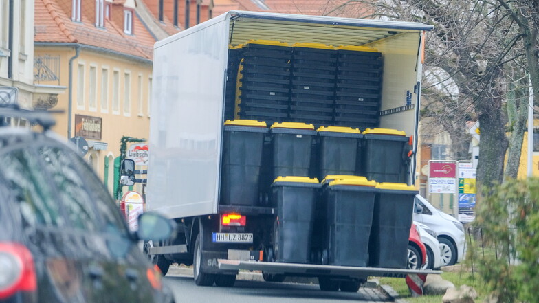 Am Montag wurden Gelbe Tonnen reihenweise in Radebeul ausgeliefert.