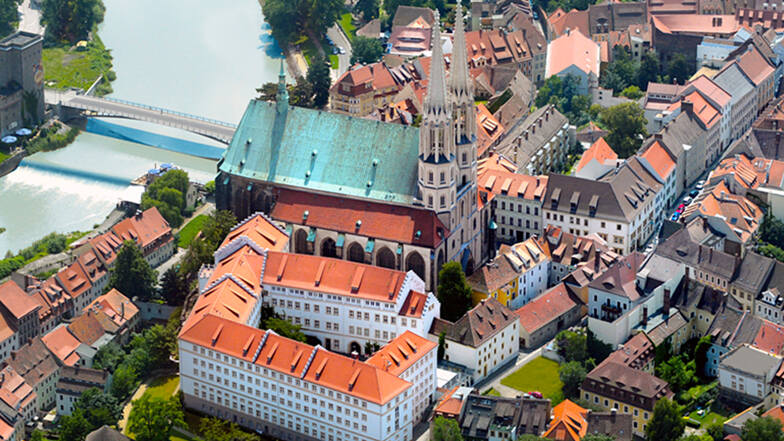 Blick auf die Görlitzer Altstadt mit der Altstadtbrücke über die Neiße.
