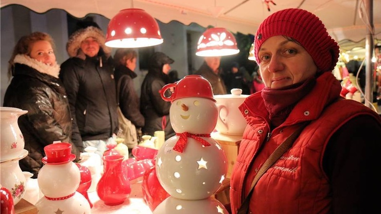 Carola Richter bietet Keramik-Schneemänner feil.