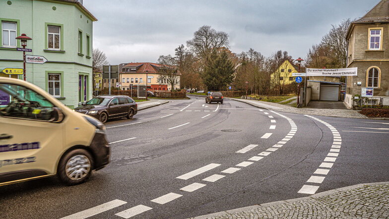 11.000 Fahrzeuge passieren täglich die Kreuzung Kamenzer Straße/Muntschick-Straße/Am Lutherpark in Bischofswerda. Im Verkehrsentwicklungsplan 2030 gibt es Ideen, wie dieser Bereich für alle Verkehrsteilnehmer sicherer werden soll.