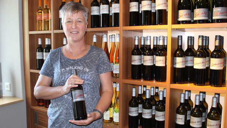 Carola Ulrich zeigt einen der vielen prämierten Weine des Weinguts Jan Ulrich. Sie und ihr Mann wollen sich in Zukunft auf die Winzerei konzentrieren.