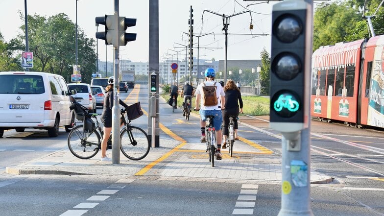 Verkehrsversuch auf der Carolabrücke in Dresden startet ohne Stau