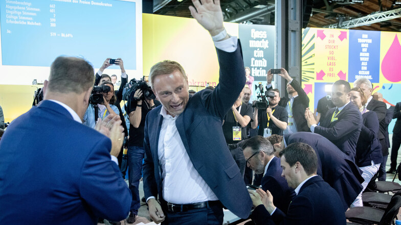 Christian Lindner, Fraktionsvorsitzender und Parteivorsitzender der FDP, winkt nach seiner Wiederwahl zum Parteivorsitzenden.