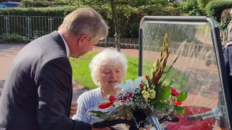 Von OB Bert Wendsche gab es Blumen und auf dem Tandem eine Ehrenrunde mit dem Stadtwehrleiter.