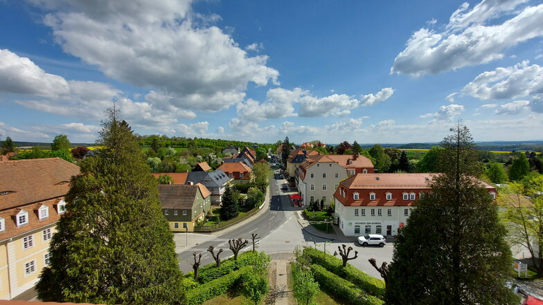 Ein Blick in die Comeniusstraße von Herrnhut vom Turm des Kirchensaals. Links hinten ist der Hutberg mit Altan zu erkennen.