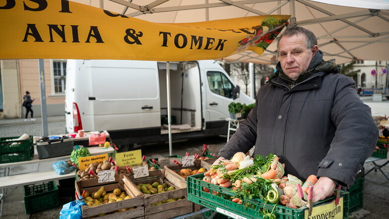 Tomek Trodler vor seinem Obst- und Gemüsestand auf dem Wochenmarkt auf dem Marienplatz in Görlitz. Er freut sich, sein neuer Standort sei top, sagt er.