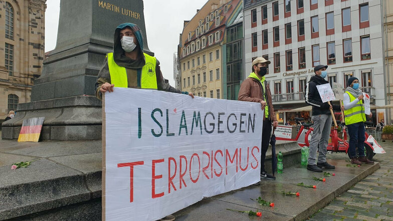 Mitgefühl mit den Opfern islamistischer Terroranschläge: Kundgebung auf dem Dresdner Neumarkt.