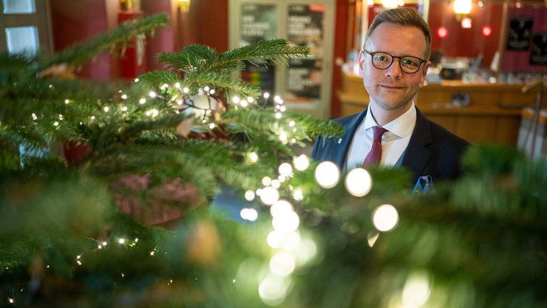 Der Intendant des Gerhardt-Hauptmann-Theaters, Daniel Morgenroth, erlebt gerade einen besonders schönen Start in die Adventszeit.