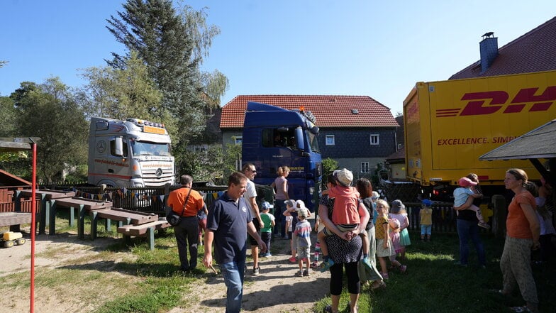 Großer Auflauf auf der Niederen Hauptstraße vorm "Kniprsenhäusel". Die Trucker überraschten die Kinder.