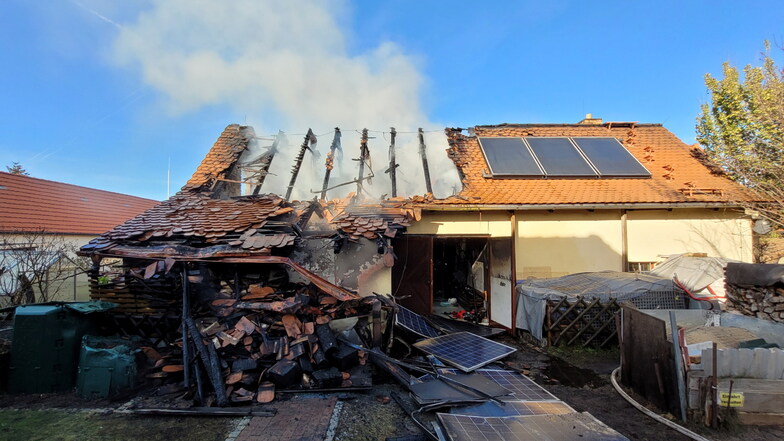 Am 12. November hat in Kreba-Neudorf ein Gebäude mit Photovoltaikanlage gebrannt. Die Feuerwehren rückten mit über 80 Einsatzkräften an.