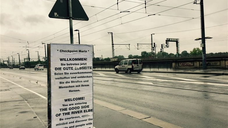 Checkpoint Charlie auf der Marienbrücke? Das Plakat mit der Überschrift „Checkpoint Maria“ soll zumindest den Eindruck erwecken. Auch an Carola-, Albert- und Augustusbrücke wurden solche Plakate in der Nacht auf Freitag aufgehängt.