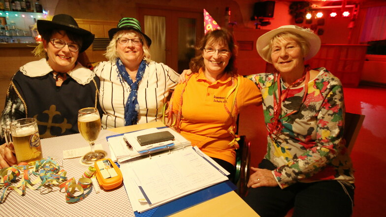 Vor etwa einem Jahr feierte der Zschaitzer Frauenverein das letzte Mal am Stausee. Dagmar Wieser, Monika Voigt, Ute Friedrich und Monika Göllnitz (von links nach rechts) waren dabei.