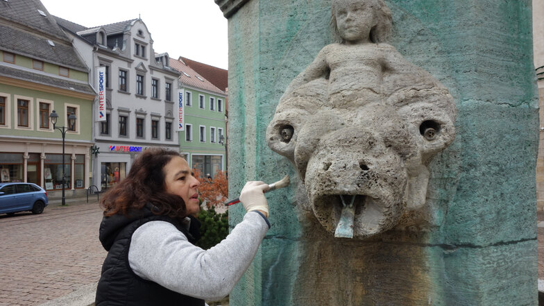 Birgit Mühler hat in der vergangenen Woche auch noch einige Ausbesserungen am Muschelkalk des Schlegelbrunnens vor dem Rathaus vorgenommen.
