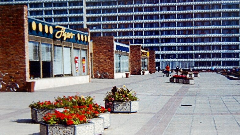 Vor dem Umbau 1998 sah es am Lipezker Platz so aus. Heute steht hier das „Treff-8-Center“. Damals hieß nur die Gaststätte des Wohngebietes „Treff 8“.