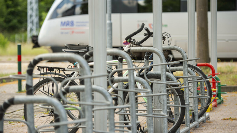 Am Döbelner Hauptbahnhof gibt es mehrere überdachte Abstellanlagen für Fahrräder, an denen Räder ordentlich abgeschlossen werden können.