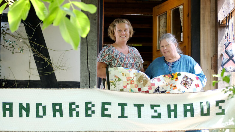Zwei Frauen, ein Quilt. Symbol dafür, dass Ortrud Krügers (r.) Werk – das Handarbeitshaus mit Patchworkversand und Museum in Gröbern – zuverlässig weitergeführt werden soll von Linda Loose (l.).
