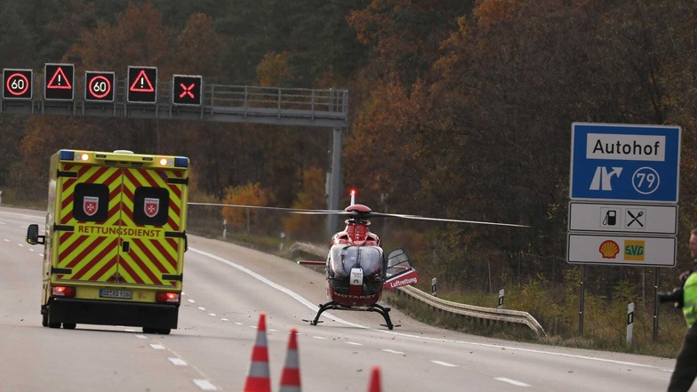 Ein Hubschrauber landete auf der Autobahn, um einen Verletzten ins Krankenhaus zu fliegen.
