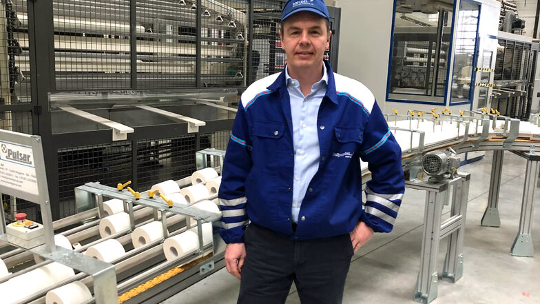 Stefan Müller leitet seit 2019 die Produktion im Sofidel-Papierwerk Arneburg. Derzeit läuft die Produktion 24 Stunden, sieben Tage die Woche auf Hochtouren.