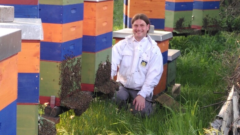 Das sind die Fachleute aus Zittau. Besucher können den Honig auch so genießen und übers Imkern reden.