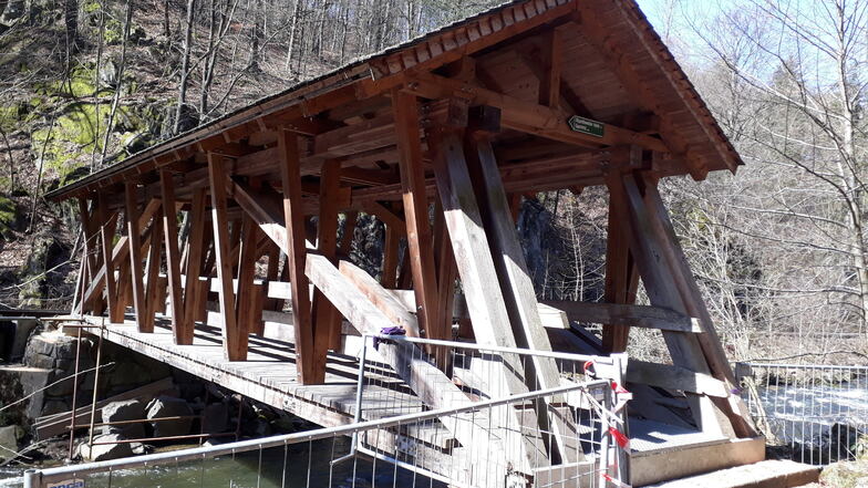 Die Brücke am Lübauer Gründel zwischen Rabenau und Spechtritz wird repariert.