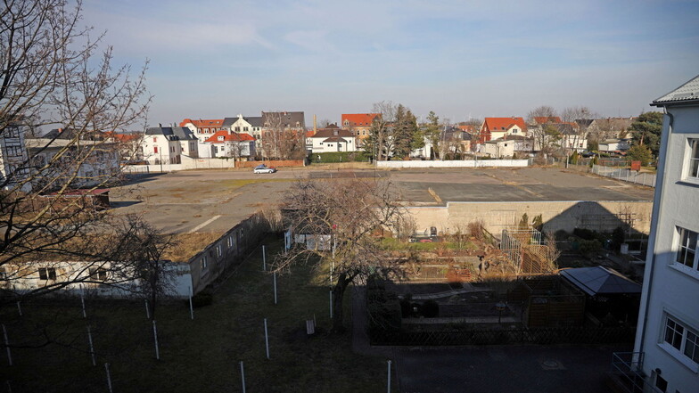 Der Blick der Anwohner auf die Brache: Das Marktgelände würde direkt an einige Gärten grenzen. Rechts der Fläche befindet sich außerdem eine Grundschule.