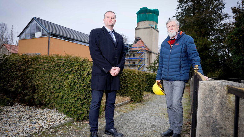 Der Großröhrsdorfer Bürgermeister Stefan Schneider und der langjährige Pfarrer Norbert Littig blicken dem Wiederaufbau der Kirche entgegen. Wie genau der aussehen soll, ist noch nicht entschieden.