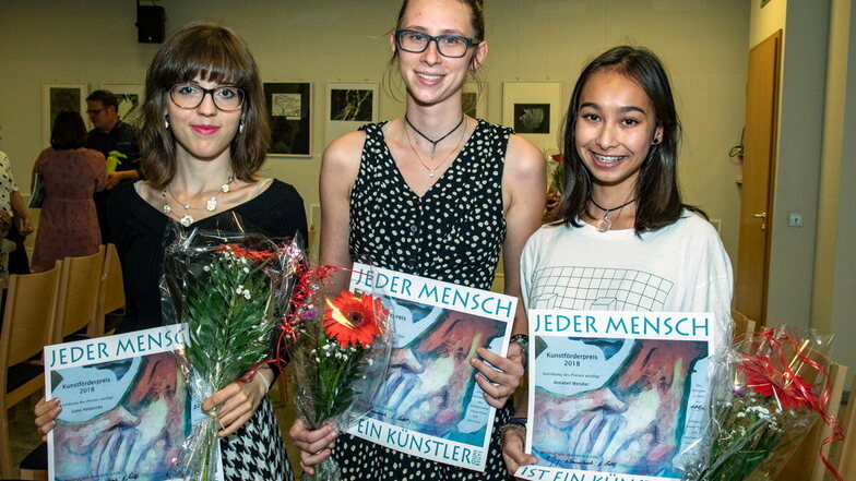 2018 hatten Luise Häntzsche, Anne Christin Teuser und Annabell Wendler (v.l.) beim Bischofswerdaer Kunstförderpreis „MaWi“ gewonnen. Jetzt gibt es eine Neuauflage.