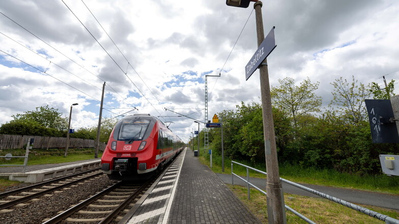 Der Bahnhaltepunkt in Zabeltitz wird einer der Schwerpunkte beim Ausbau der Verbindung zwischen Großenhain und Elsterwerda sein. Das Vorhaben rückt näher. Noch aber können Bürger Bedenken vorbringen.