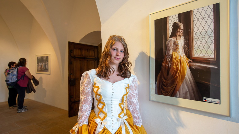 Zoey vor ihrem Foto. Die Ausstellung "Königskinder" ist noch bis 6. Juni in der Albrechtsburg zu sehen. Eintritt ist frei.