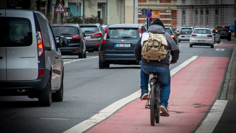 Radfahrstreifen wie hier auf der Bahnhofstraße in Döbeln werden von den Teilnehmern einer Umfrage als gut bewertet. Mischverkehr wird dagegen als unsicher eingeschätzt.