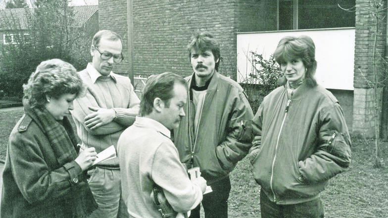 Redakteur Reinhard Kästner (vorn Mitte) im Gespräch mit DDR-Flüchtlingen, die 1989 in Unna gelebt haben.