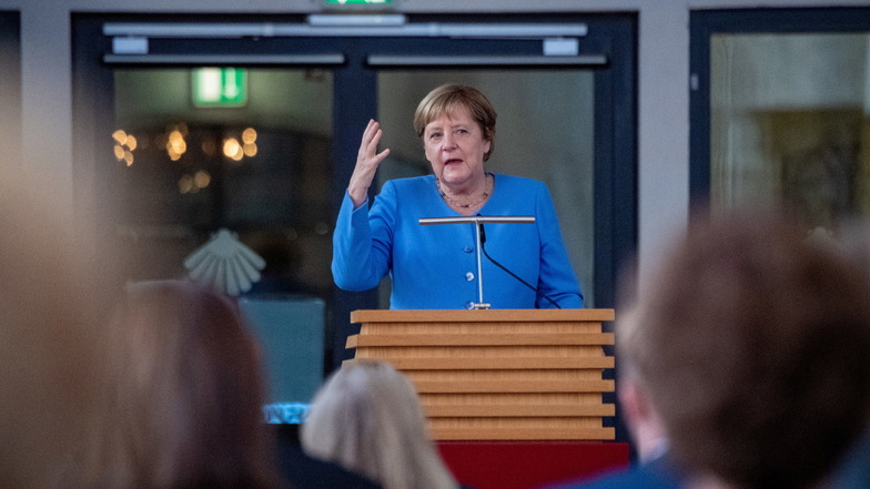 Angela Merkel spricht vor etwa 150 Gästen in der Stralsunder Kulturkirche St. Jacobi.