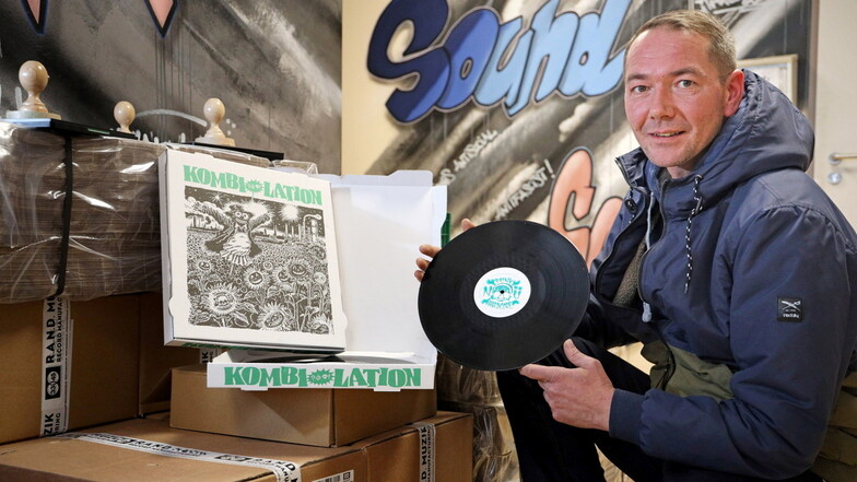 Kombi-Leiter Martin Rettig hält eine der drei Schallplatten, die sich in jeder der 500 selbst kreierten Pizza-Kartons befinden. Die Dreier-LP enthalten Songs aus 30 Jahren Kombi Nünchritz.