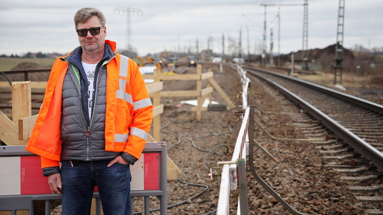 Bauingenieur Jörg Seebach überwacht für die DB Netz AG den Baufortschritt an der Bahnstrecke Zeithain-Leckwitz.