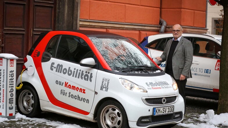 Der Kamenzer Oberbürgermeister Roland Dantz (parteilos) ist dienstlich oft mit diesem zehn Jahre alten Elektro-Smart unterwegs. Das Auto kann aber auch von allen anderen Mitarbeitern der Stadtverwaltung genutzt werden.