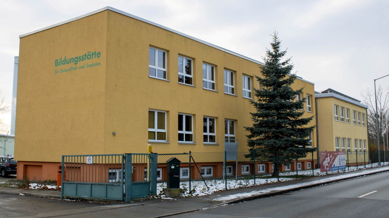 Bildungsstätte steht noch am Giebel des farbenfreudigen Hauses auf der Pratzschwitzer Straße in Pirna. Wer wird es künftig wie nutzen?