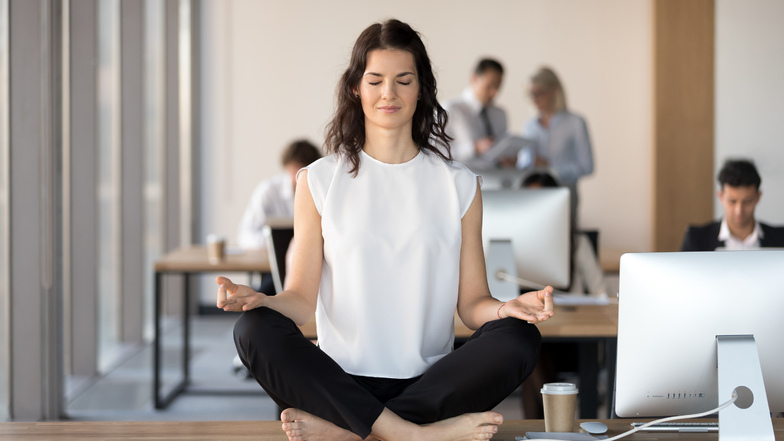 Yoga im Büro – das funktioniert wohl am besten im Homeoffice, doch generell sind Bewegungs- und Entspannungsangebote ein wichtiger Teil des betrieblichen Gesundheitsmanagements.