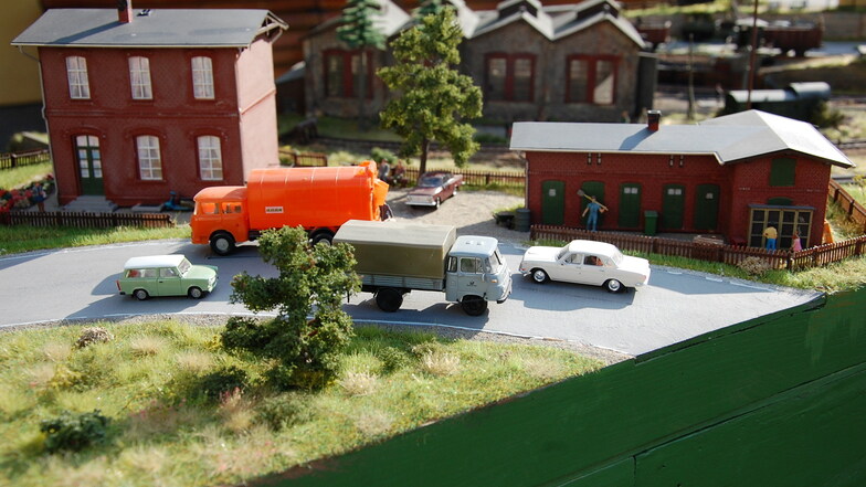 Damals war´s: Trabant, Wolga, Robur und Skoda-Müllfahrzeug verkehren auf der Modellbahnanlage.